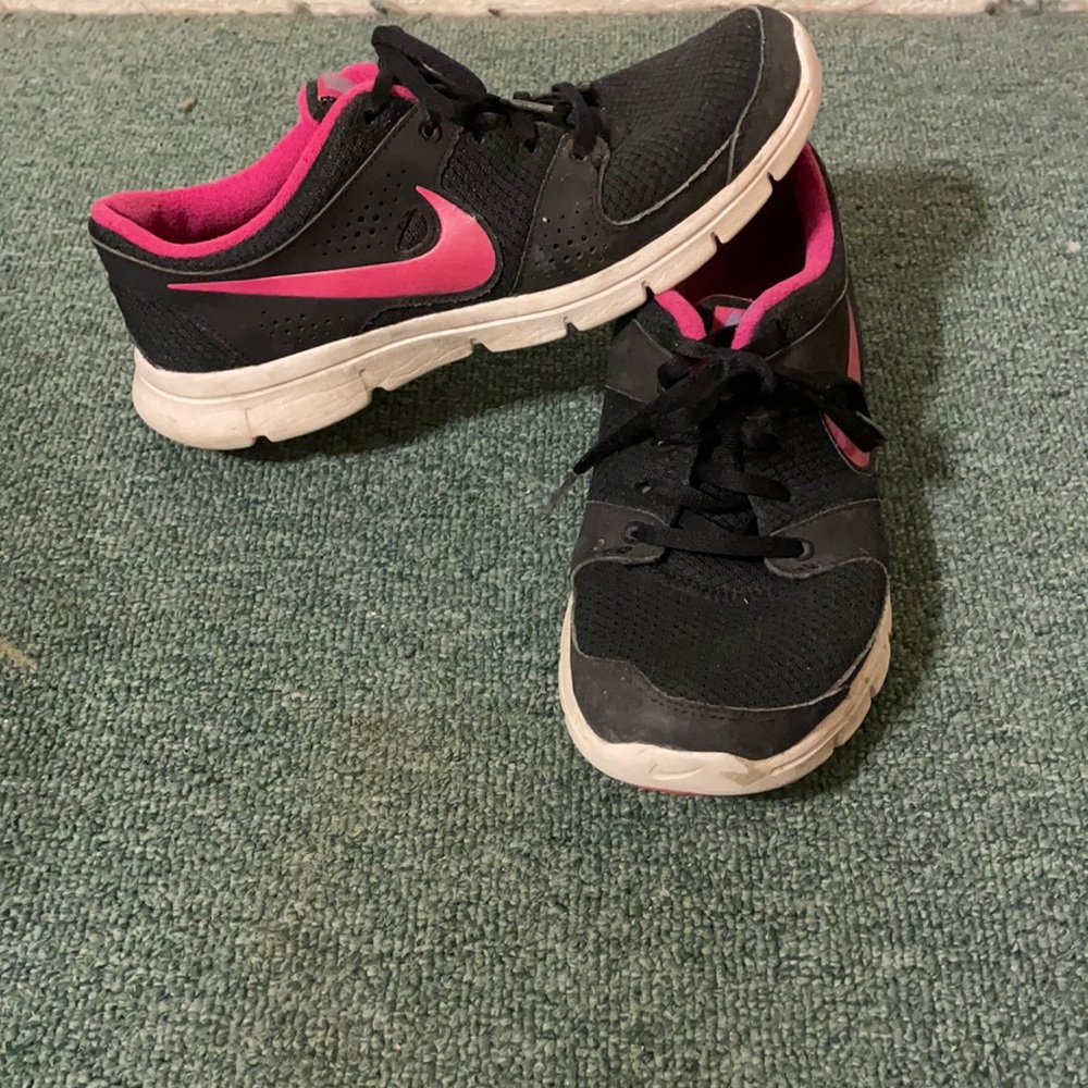 NIKE Tennis Shoes